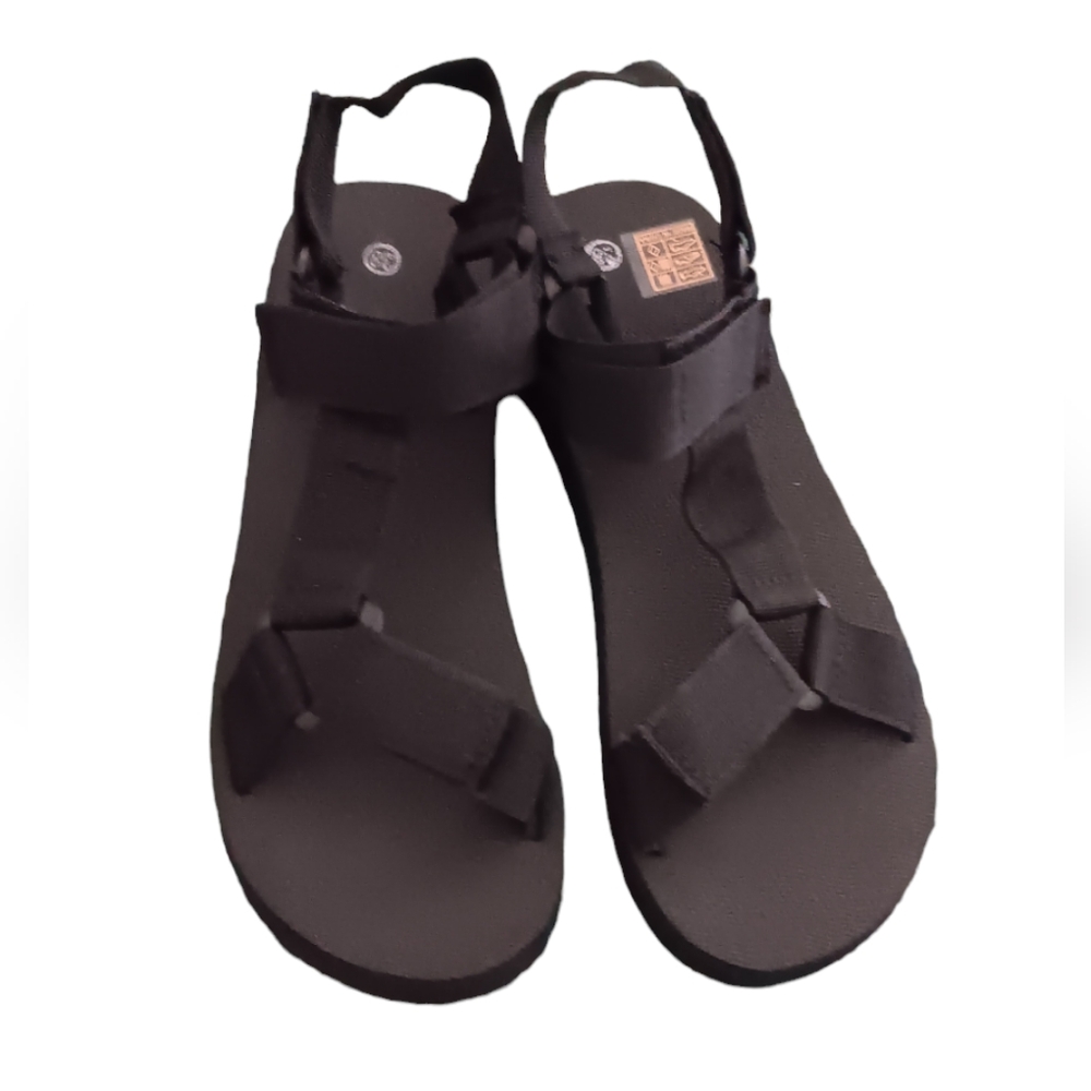 - - RUBBER STRAPPY SANDALS. NWT